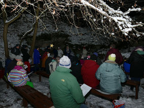 Waldadvent in der Fatima-Grotte (Foto: Karl-Franz Thiede)